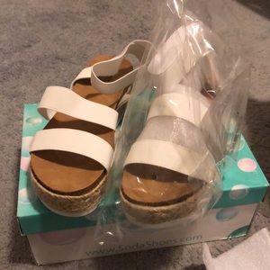 Soda's casual platform sandal, “Spring”. Elasticized straps